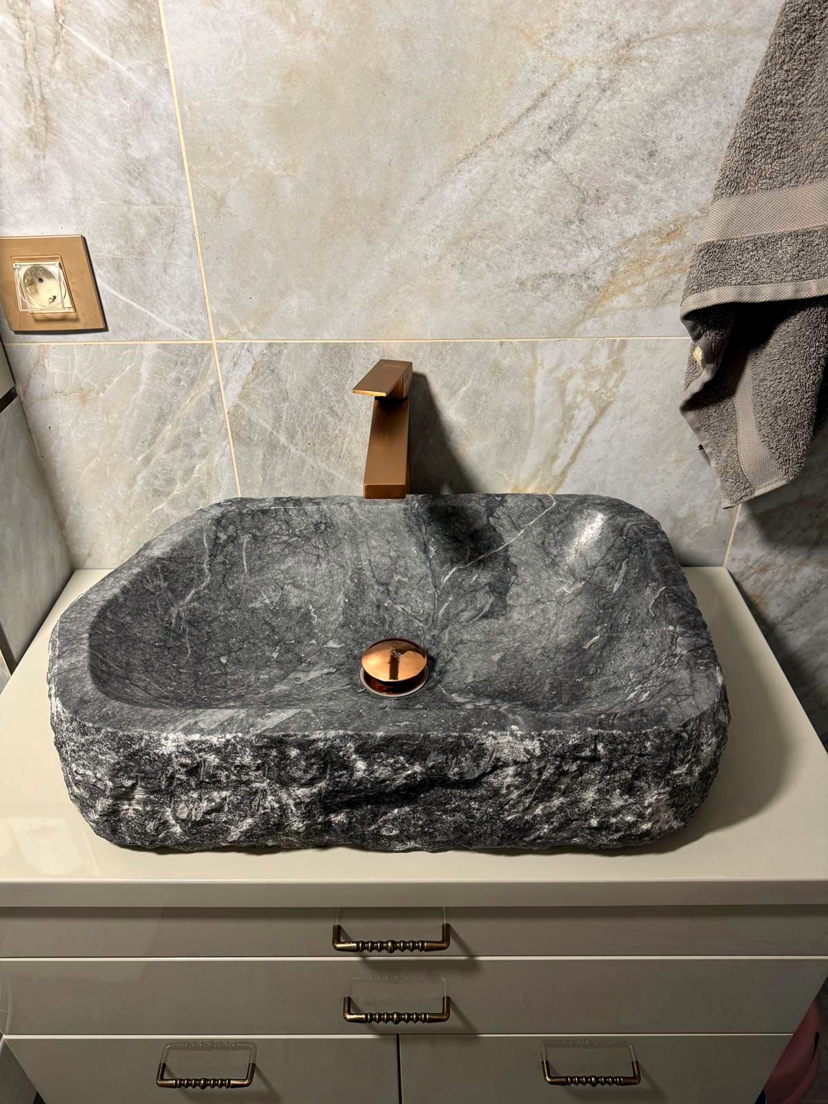 Sivi mermerni umivaonik sa bakarnom baterijom