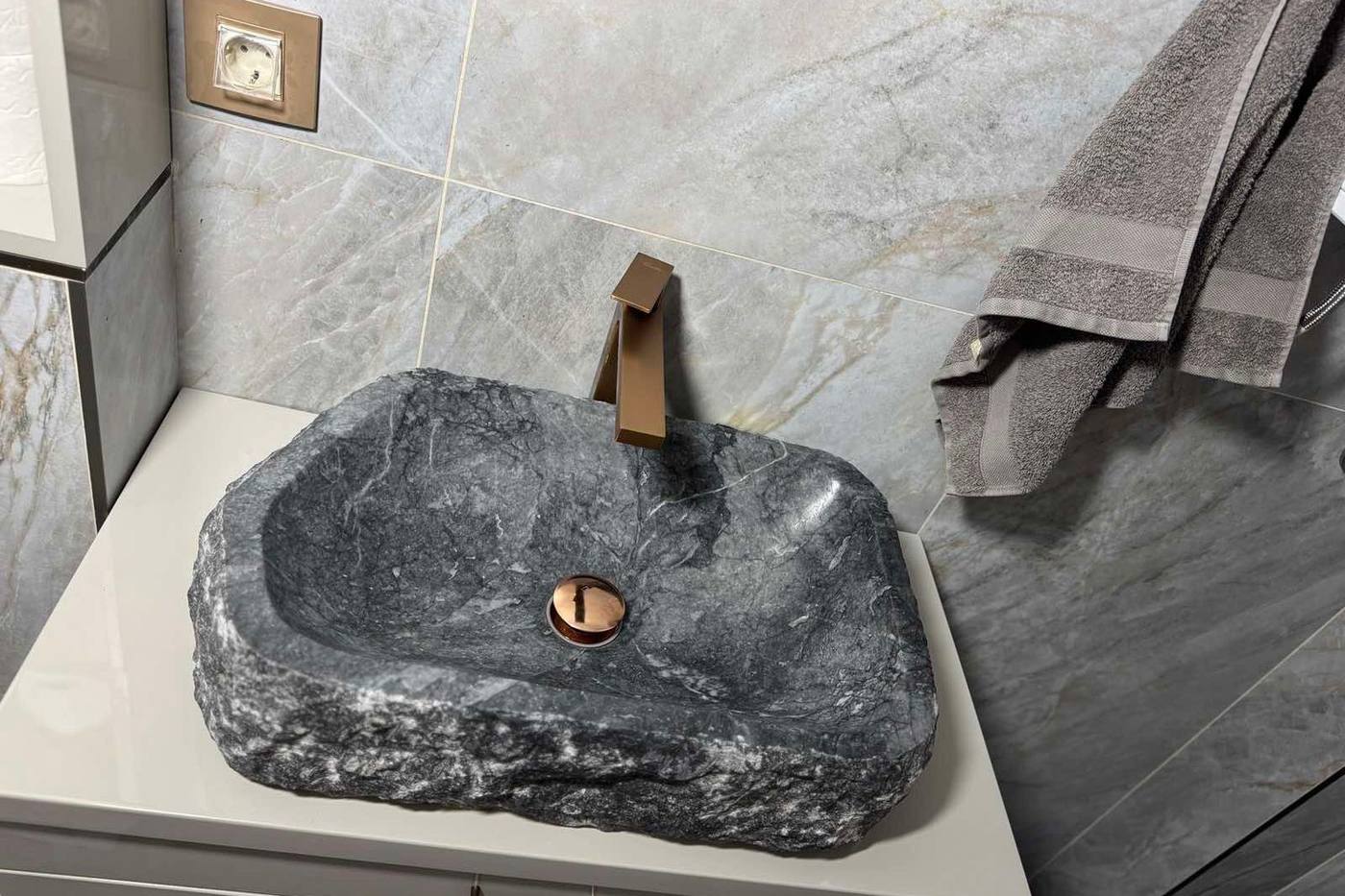 Umivaonik od sivog mermera sa bakarnom baterijom